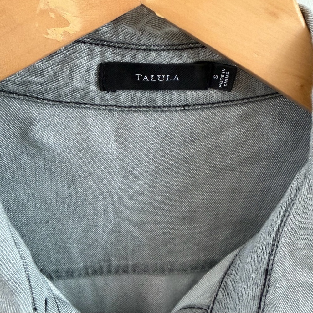 Aritzia Talula Gray Button-Down Shirt – 100% Rayon Soft Long Sleeve Size small - Picture 3 of 9